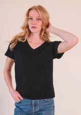 Poplinen Louise Organic Cotton + Tencel ™ V-neck Tee - Black- Size inclusive