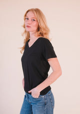 Poplinen Louise Organic Cotton + Tencel ™ V-neck Tee - Black- Size inclusive