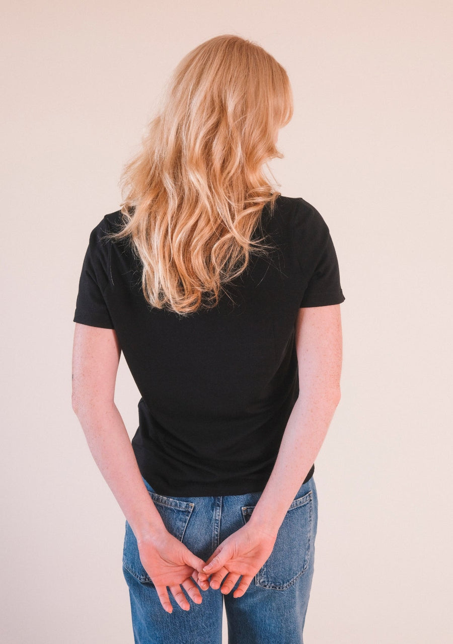Poplinen Louise Organic Cotton + Tencel ™ V-neck Tee - Black- Size inclusive