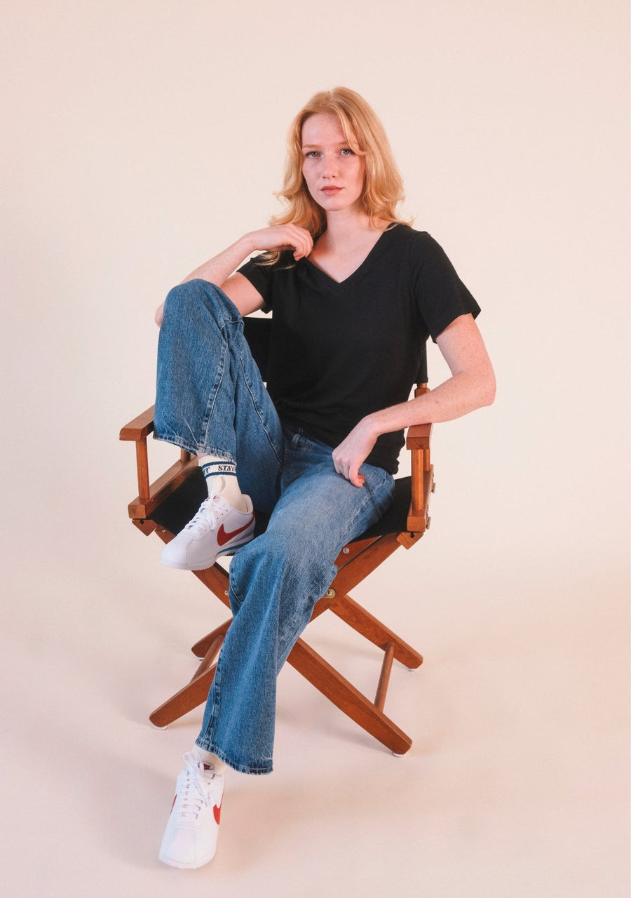 Poplinen Louise Organic Cotton + Tencel ™ V-neck Tee - Black- Size inclusive