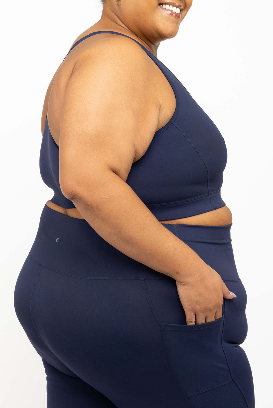 Close-up of side pocket on Superfit Hero SuperHold navy blue plus-size athletic leggings