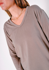 Angled close-up shot highlighting the V-neckline and soft jersey texture of the olive Poplinen Toni PJ Shirt.
