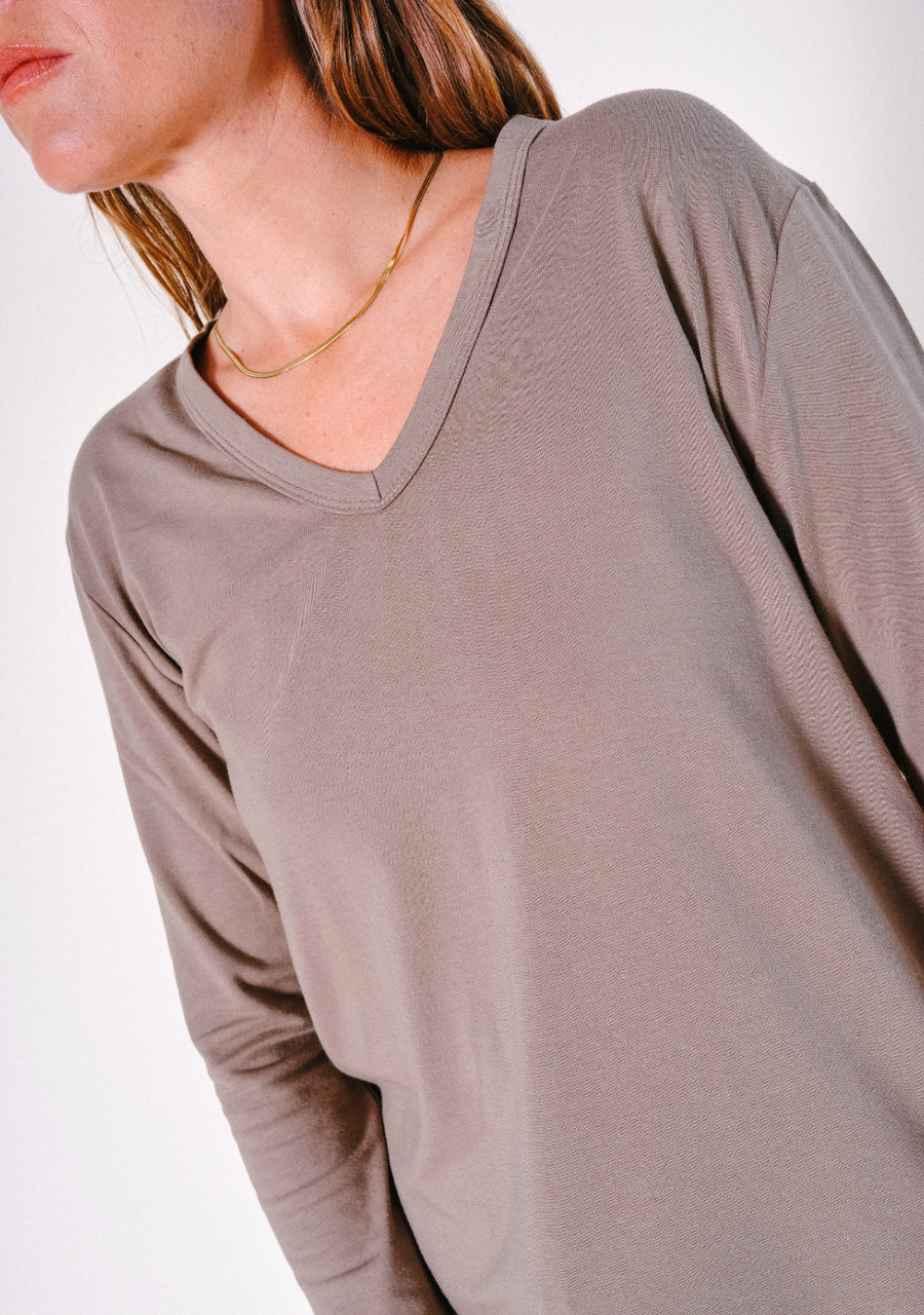 Angled close-up shot highlighting the V-neckline and soft jersey texture of the olive Poplinen Toni PJ Shirt.