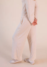 Side profile angle highlighting the elastic waistband, side slit pocket, and wide leg cut of the Poplinen Hedy Lounge Pant.