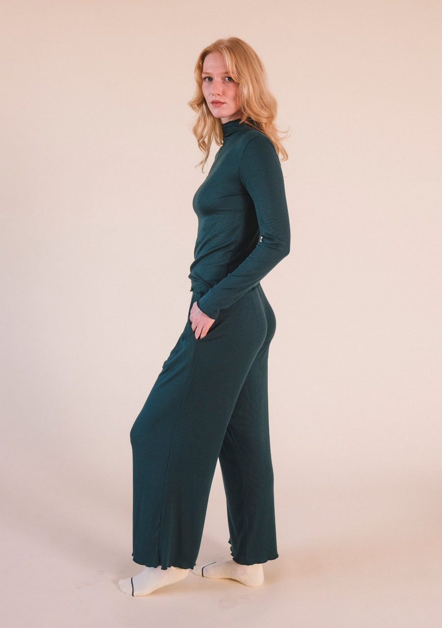 Side profile angle showing the pocket placement and fluid leg line of the Poplinen Hedy Lounge Pant in Pine.